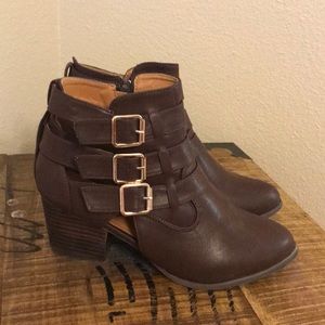 Brown Gold buckles boot